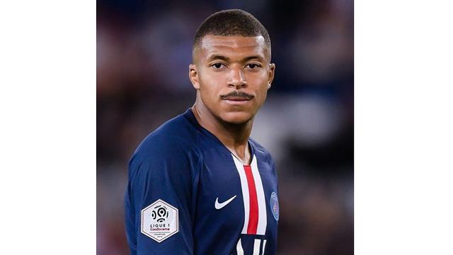 Diedit Berkumis, Penampilan 7 Pemain Sepak Bola Ini Bikin Pangling