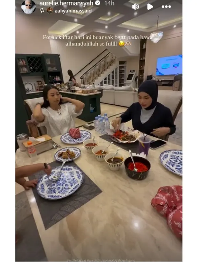 6 Potret Dapur dan Meja Makan di Rumah Aaliyah Massaid saat Bukber Geng Artis