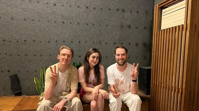 Celine Evangelista pose bareng Honne penyanyi Location Unknown (Foto: Instagram celine_evangelista)