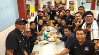 Indra Sjafri saat mentraktir makan rekannya di kursus AFC Pro di Batu, Malang. (Bola.com/Iwan Setiawan)