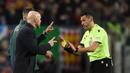 Pelatih Manchester United Erik Ten Hag, mendapatkan kartu kuning dari wasit Maurizio Mariani dalam pertandingan leg pertama play-off babak gugur Liga Europa 2022/2023 yang berlangsung di Camp Nou, Jumat (17/2/2023). (AFP/Josep Lago)