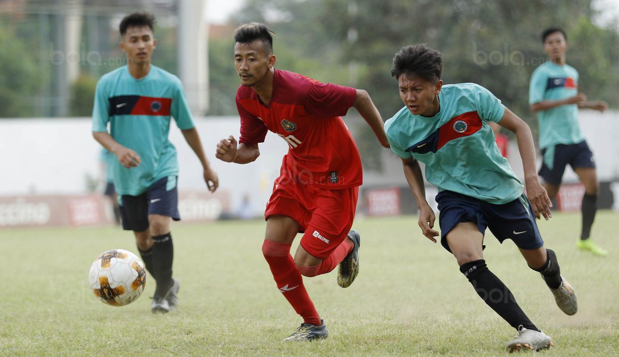 Pemain Universitas Muhammadiyah Malang (UMM), M Junio, berusaha melewati pemain Universitas Negeri Malang (UM) pada laga final Torabika Campus Cup 2017 di Stadion UM, Malang, Kamis, (02/11/2017). UMM menang 2-0 atas UM. (Bola.com/M Iqbal Ichsan)