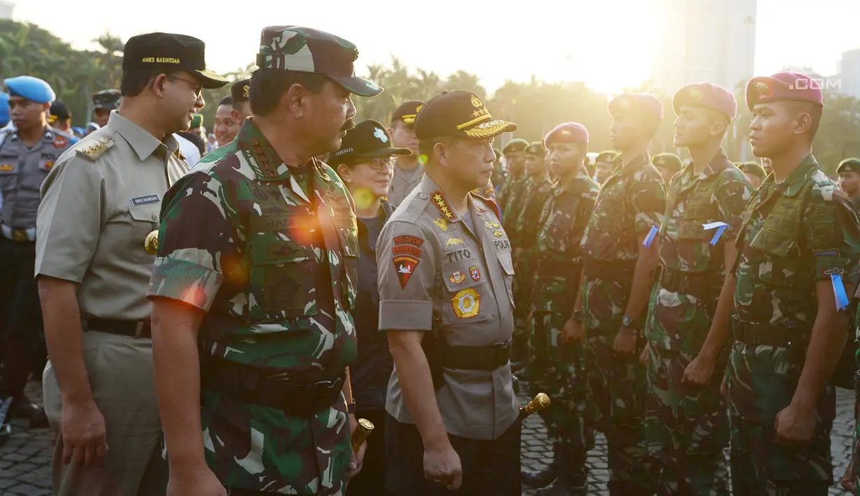 Kapolri Jenderal Pol Tito Karnavian dan Panglima TNI Jenderal Marsekal Hadi Tjahjanto meninjau pasukan saat gelar apel operasi ketupat 2019 di lapangan Silang Monas, Jakarta, Selasa (28/5/2019). Apel gelar pasukan operasi ketupat 2019 melibatkan  160.335 personel gabungan. (merdeka.com/Imam Buhori)