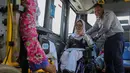 Keberadaan bus sekolah khusus untuk penyandang disabilitas mendapat sambutan positif dari masyarakat. (Liputan6.com/Angga Yuniar)