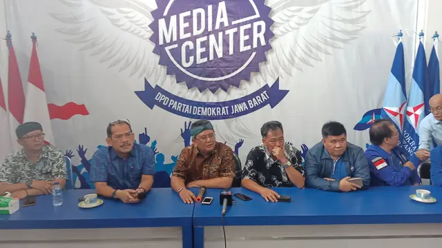 Ketua DPD Partai Demokrat Jabar Irfan Suryanagara (batik cokelat)