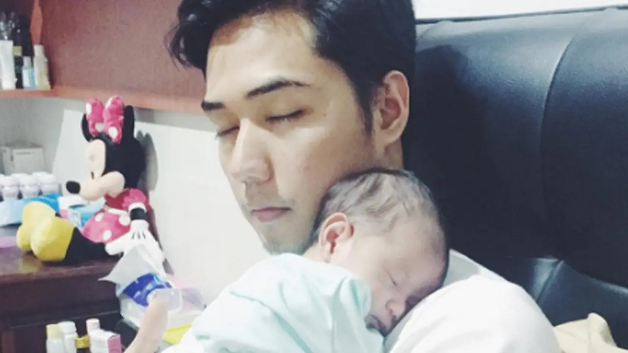Tak mau jauh dari anak, Rizky Kinos rela tidur sambil gendong Uta