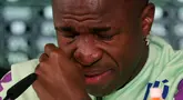 Vinicius Jr dari Brasil menitikkan air mata saat konferensi pers jelang pertandingan persahabatan melawan Spanyol di tempat latihan Real Madrid Ciudad di Valdebebas, pinggiran kota Madrid, pada 25 Maret 2024. Pertandingan tersebut memiliki slogan "Satu Kulit" untuk membantu melawan rasisme.  (AFP/Pierre-Philippe Marcou)