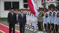 Menteri Pertahanan Republik Indonesia, Sjafrie Sjamsoeddin (kiri), bersama Menteri Pertahanan Jepang Shinjiro Koizumi memeriksa barisan kehormatan selama upacara penyambutan di Jakarta, Senin 4 Mei 2026. Menteri Pertahanan Republik Indonesia, Sjafrie Sjamsoeddin, menerima kunjungan kehormatan Menteri Pertahanan Jepang, Shinjiro Koizumi, di kantor Kementerian Pertahanan, Jakarta. (AP Photo/Achmad Ibrahim)