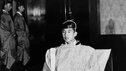 Putra Mahkota Jepang Akihito berpose mengenakan pakaian tradisional selama upacara hari pernikahannya dengan Michiko Shoda di Istana Kerajaan di Tokyo, pada 10 April 1959. (AFP Photo/Intercontinentale)