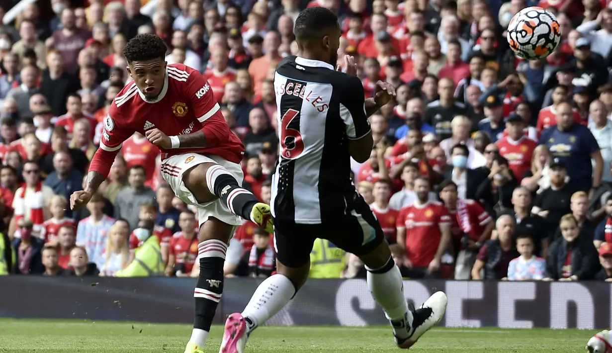 Harapan penggemar terhadap Jadon Sancho untuk tampil memukau di laga debut hanya ekspektasi belaka. Sancho tampak tak siap dengan segala permainan cepat lini tengah Manchester United. (AP/Rui Vieira)