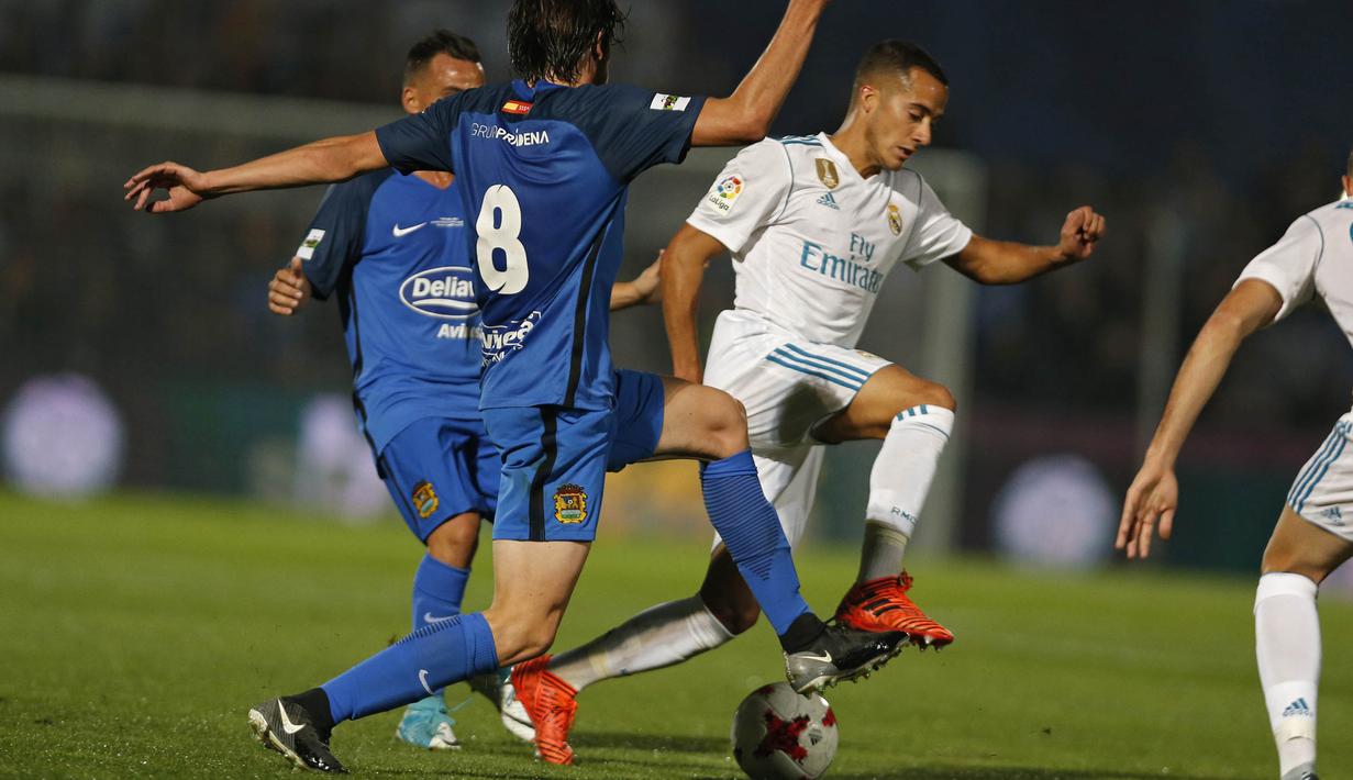 Gelandang Real Madrid, Lucas Vazquez, menghindari kepungan pemain Fuenlabrada pada laga Copa del Rey di Stadion Fernando Torres, Madrid, Kamis (26/10/2017). Fuenlabrada kalah 0-2 dari Madrid. (AP/Francisco Seco)