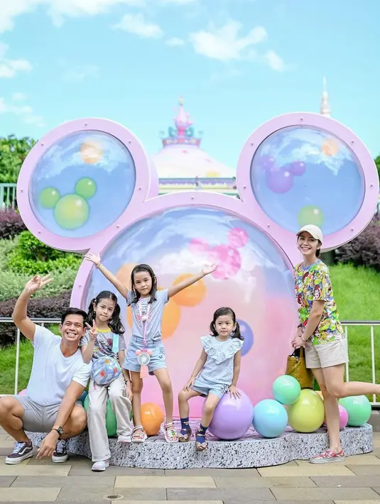 <p>Pasangan selebriti Surya Insomnia dan Tyara Renata membagikan momen liburan bersama keluarganya di Hong Kong. Berikut keseruan pasangan yang telah dikaruniai tiga orang anak ini liburan bersama teman-teman dan keluarganya. [Instagram/suryainsomnia]</p>