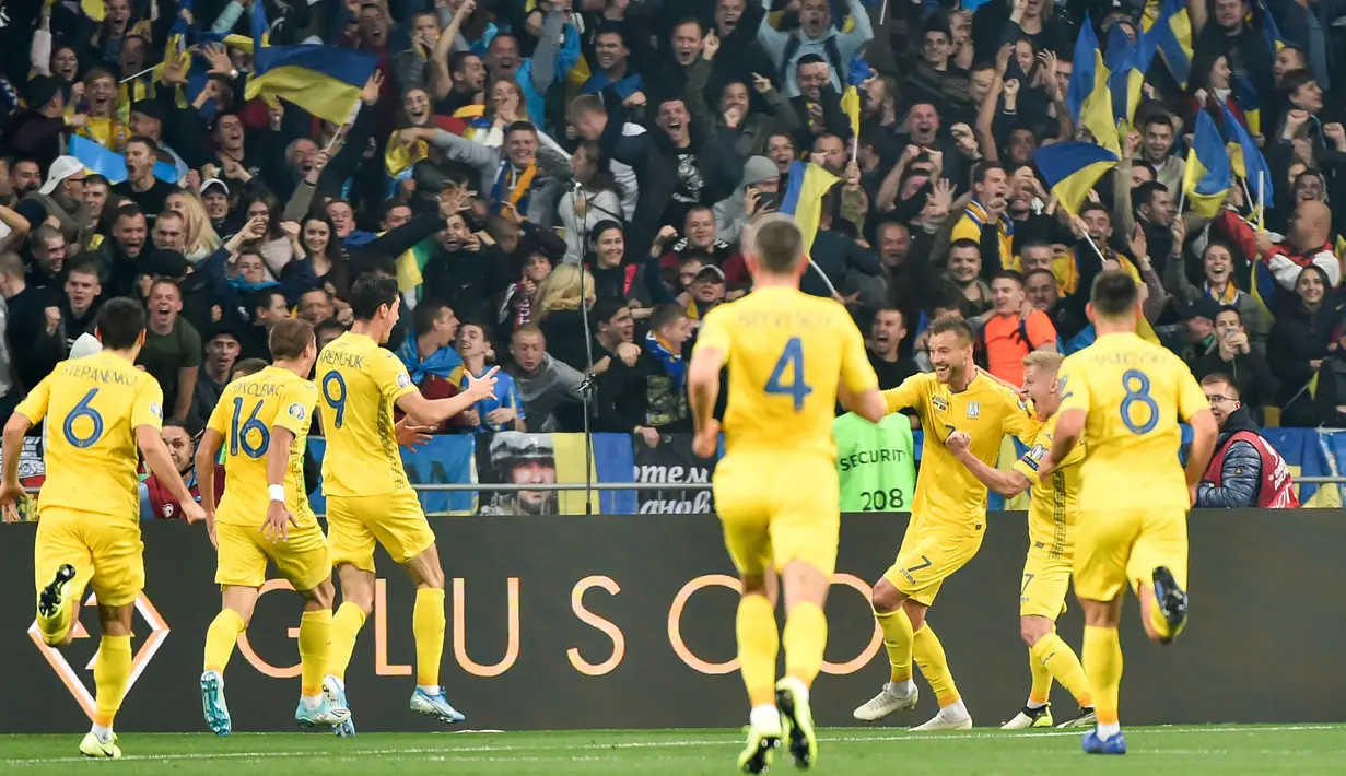 Striker Ukraina, Andriy Yarmolenko (ketiga kanan) berselebrasi bersama rekan-rekannya usai mencetak gol ke gawang Portugal pada pertandingan Grup B Kualifikasi Piala Eropa 2020 di Stadion NSK Olympiyskiy (15/10/2019). Ukraina menang tipis atas Portugal 2-1. (AFP Photo/Genya Savilov)