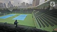 Petugas menyemprotkan cairan disinfektan pada bangku penonton di Lapangan Tennis Outdoor, Kompleks Olahraga GBK (Gelora Bung Karno), Senayan, Jakarta, Kamis (19/3/2020). Penyemprotan untuk mencegah penyebaran Virus Corona Covid-19 di Lingkungan Kompleks Olahraga GBK. (Liputan6.com/Herman Zakharia)