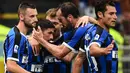 Para pemain Inter Milan merayakan gol yang dicetak oleh Stefano Sensi ke gawang Udinese pada laga Serie A 2019/20 di Stadion San Siro, Milan, Sabtu (14/9). Inter menang 1-0 atas Udinese. (AFP/Miguel Medina)