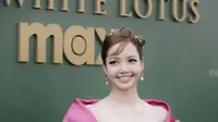 Tampilan polos Lisa BLACKPINK dilengkapi dengan aksesori mahal dari Bvlgari [@lalalalisa_m]