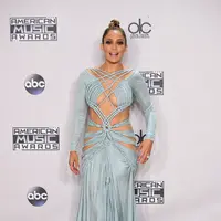 Jennifer Lopez memakai gaun biru bertali karya Nicolas Jebran untuk mengawali ajang American Music Awards 2015.  Penyanyi yang selalu memberikan aksi panggung keren ini juga sekaligus menjadi host acara tersebut. (AFP/Bintang.com)