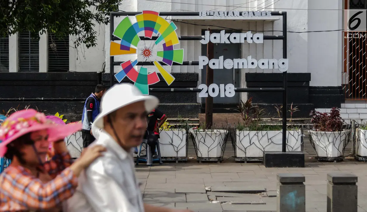 Ornamen Asian Games 2018 terpasang di kawasan Kota Tua, Jakarta, Senin (4/12). Ornamen menyambut Asian Games 2018 itu untuk mengajak warga mensukseskan dan memeriahkan acara yang akan berlangsung pada 18 Agustus-2 September. (Liputan6.com/Faizal Fanani)