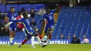 Pemain Arsenal Eddie Nketiah (kedua kanan) menendang dan mencetak gol di bawah tekanan pemain Chelsea N'Golo Kante pada pertandingan sepak bola Liga Inggris di Stamford Bridge, London, Inggris, 20 April 2022. Arsenal menang 4-2. (AP Photo/Frank Augstein)