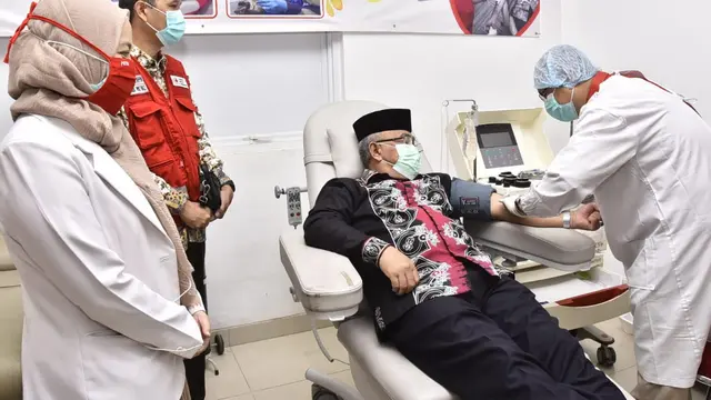 Wali Kota Depok Mohammad Idris mengikuti donor plasma konvalesen di PMI Kota Depok untuk membantu pasien Covid-19.