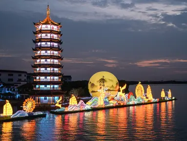 Lentera warna-warni ditampilkan dalam pameran lentera yang digelar untuk merayakan Festival Pertengahan Musim Gugur di Zhouzhuang, Kota Kunshan, Provinsi Jiangsu, China timur, pada 28 September 2020. Pameran lentera tersebut akan berlangsung selama satu bulan. (Xinhua/Yang Lei)