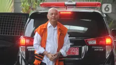 Wali Kota Medan nonaktif Tengku Dzulmi Eldin berjalan akan menjalani pemeriksaan oleh penyidik di Gedung KPK, Jakarta, Jumat (6/12/2019). Tengku Dzulmi Eldin diperiksa sebagai tersangka  terkait menerima suap proyek dan jabatan pada Pemerintah Kota Medan Tahun 2019. (merdeka.com/Dwi Narwoko)
