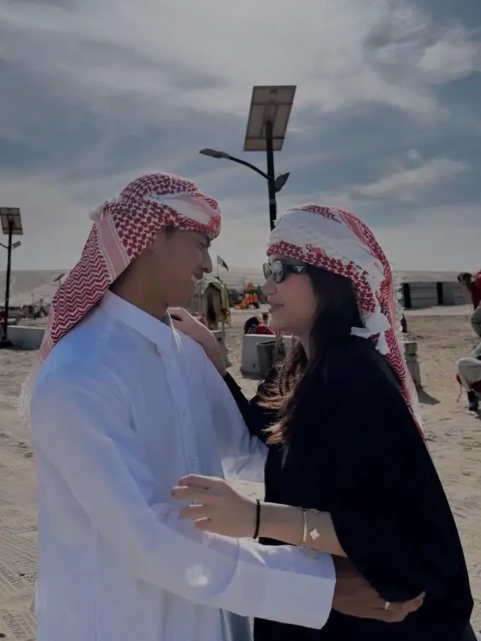 Gaya Serasi Pratama Arhan dan Azizah Salsha Kenakan Abaya dan Sorban di Qatar