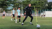 Pelatih Timnas Indonesia U-17, Nova Arianto memberikan arahan kepada pemainnya saat seleksi yang berlangsung di Lapangan B, Kompleks Stadion Utama Gelora Bung Karno (SUGBK), Senayan, Jakarta, Kamis (08/08/2024). (Bola.com/Bagaskara Lazuardi)
