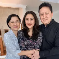 Pasca bercerai, Sherina Munaf tahun ini memilih lebaran bersama kedua orangtuanya. Ia pun mengunggah beberapa foto ketika merayakan lebaran. [@sherinamunaf]