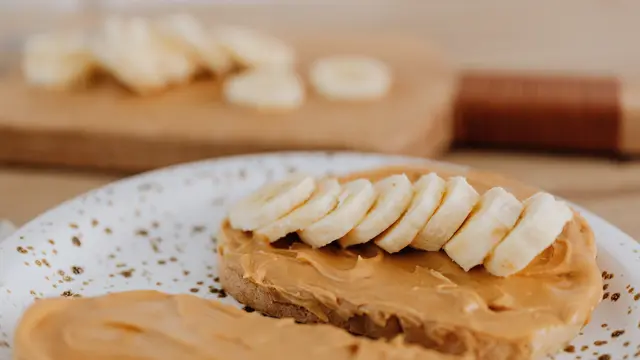Contoh ilustrasi banana dan nut butter toast