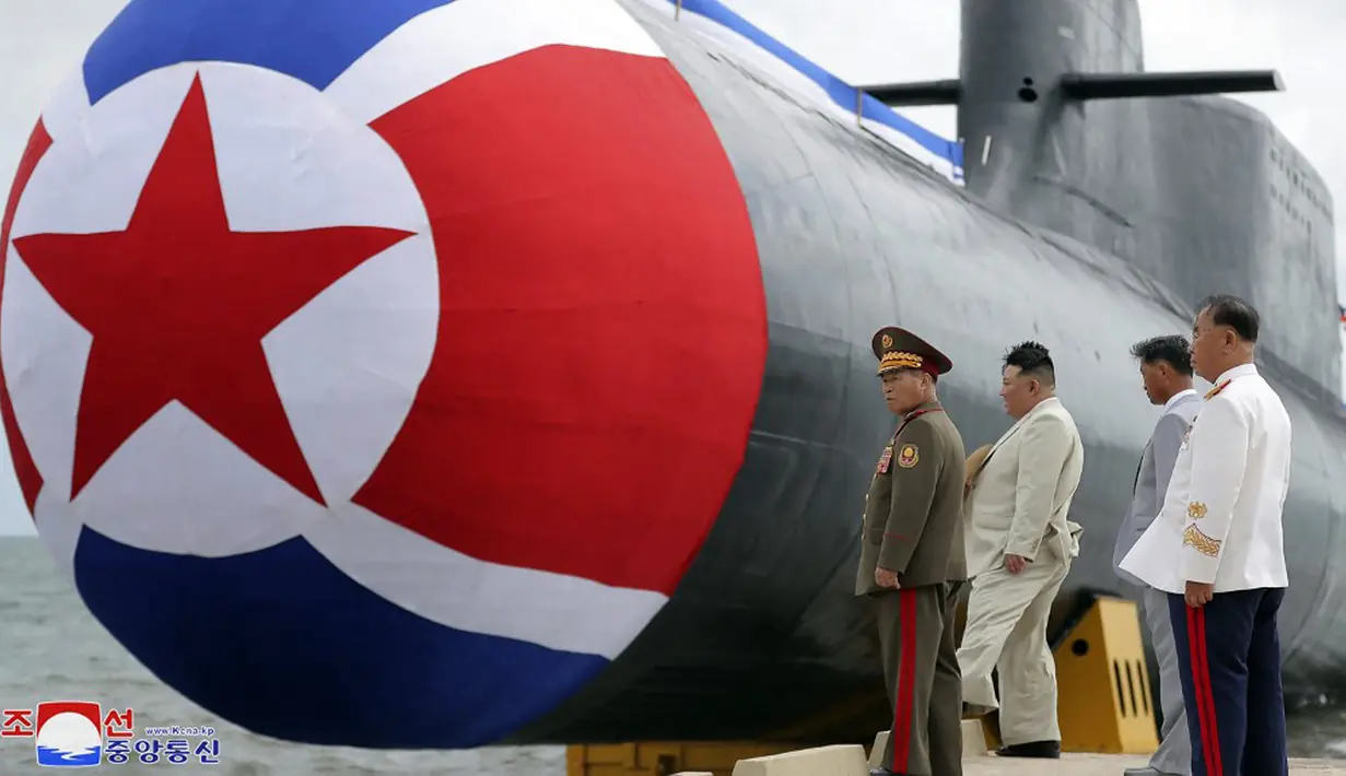 "Kapal selam ini akan menjalankan misi tempurnya sebagai salah satu sarana menyerang bawah air inti kekuatan angkatan laut DPRK," ujar Kim. (STR/KCNA VIA KNS/AFP)