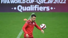 Pemain depan Makedonia Utara Aleksandar Trajkovski menghadiri sesi latihan pada malam pertandingan play-off Piala Dunia 2022 di stadion Dragao di Porto, Senin (28/3/2022). Makedonia Utara akan menantang Portugal pada Rabu, 30 Maret 2022 dini hari WIB. (MIGUEL RIOPA/AFP)