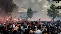 Ratusan suporter Ajax Amsterdam memberikan dukungan bagi kesembuhan Appie Nouri (AFP)