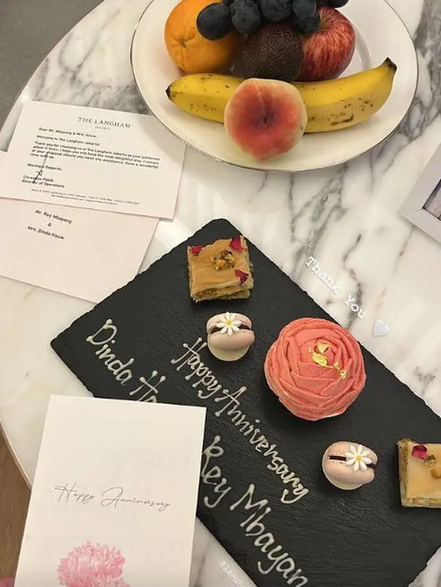 Tampil Romantis, Ini 7 Potret Anniversary Pernikahan Dinda Hauw dan Rey Mbayang ke-3