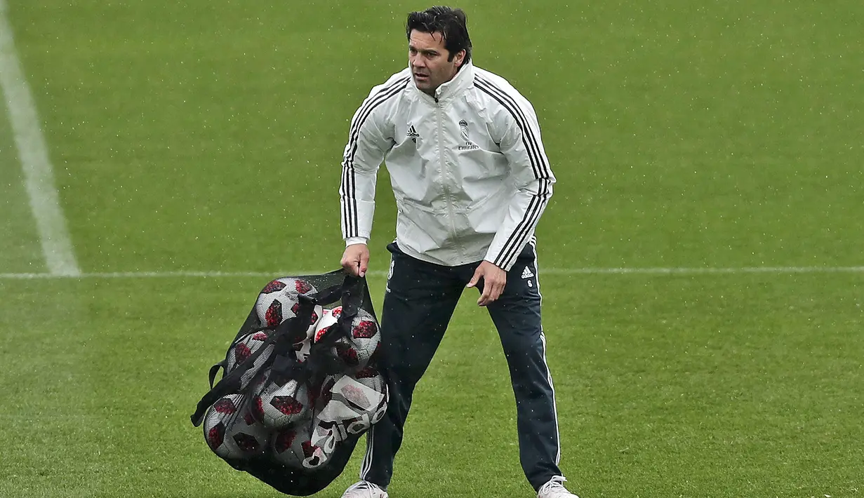 Pelatih anyar Real Madrid, Santiago Solari, mengangkat bola saar memimpin sesi latihan di Valdebebas, Madrid, Selasa (30/10/2018). Santiago Solari menjadi pelatih Real Madrid menggantikan Julen Lopetegui yang dipecat. (AP/Manu Fernandez)