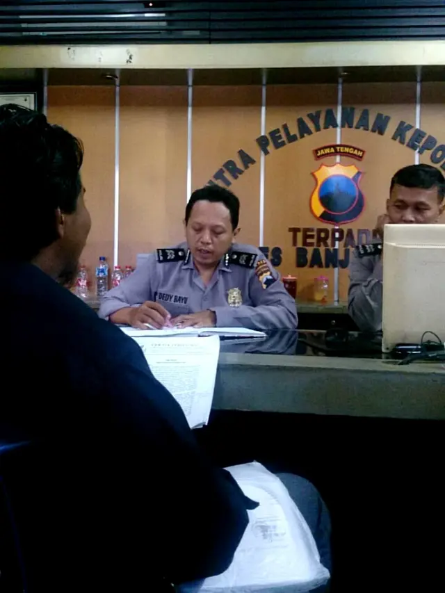 Kuasa Hukum keluarga almarhumah Sutini melaporkan dugaan tindak pidana perdagangan orang (TPPO) ke Polres Banjarnegara. (Foto: Liputan6.com/LBH Sikap/Muhamad Ridlo)