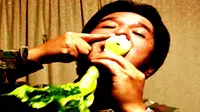 Lelaki asal Jepang ini memainkan musik menggunakan sayuran.