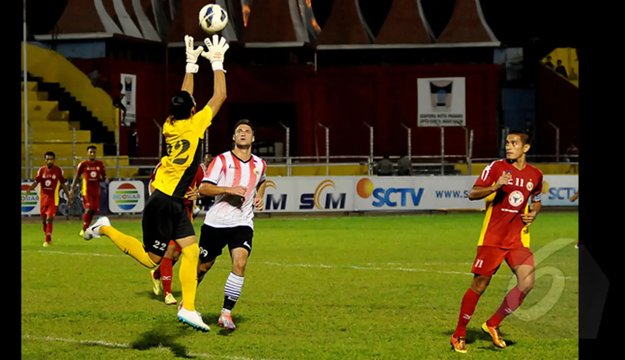 Kiper Semen Padang, Jandia Eka Putra (22) berusaha mengambil bola dari kejaran penyerang Persija, Yevgeni Kabayev saat laga SCM Cup 2015 di Stadion H Agus Salim, Padang, Rabu (21/1/2015). Persija Menang 4-0 atas Semen padang. (Liputan6.com/Johan Tallo)