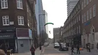 Seorang saksi mata berhasil mengabadikan aksi pria yang terjun menggunakan parasut dari gedung tertinggi di Inggris (Foto: Justin Knock).