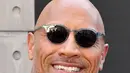 Dwayne Johnson menghadiri pemutaran film "Skyscraper" di New York, AS (10/7). Film ini menceritakan mantan agen FBI yang harus menyelamatkan keluarganya dari gedung pencakar langit tertinggi di dunia setelah disandra teroris. (AFP Photo/Michael Loccisano)