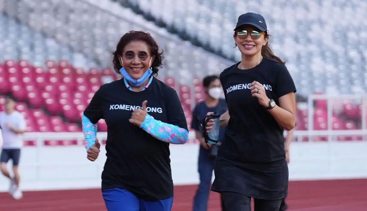 Najwa Shihab memiliki hobi lari untuk melepas penat. Najwa Shihab senang sekali jogging ketika waktu senggang. Momen jogging di Stadion Gelora Bung Karno bersama Susi Pudjiastuti curi perhatian karena keduanya terlihat sumringah saat lari santai bersama. (Liputan6.com/IG/@najwashihab)