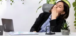 Wanita yang ngantuk saat kerja di kantor (Foto dok : Freepik/KamranAydinov).