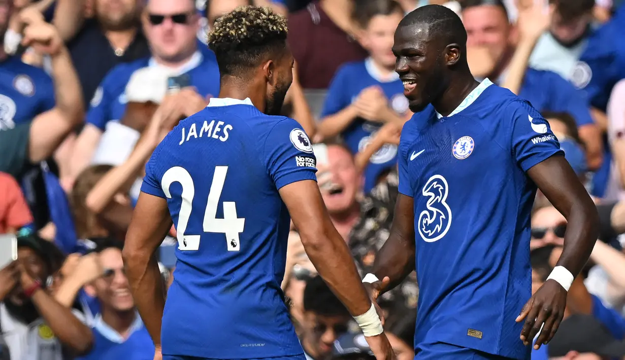 Chelsea sukses memboyong bek tangguh Kalidou Koulibaly dari Napoli untuk menggantikan posisi Antinio Rudiger yang hijrah ke Real Madrid. Mahar 38 juta euro untuk seorang bek tengah berusia 31 tahun sebenarnya cukup tinggi. Namun Koulibaly yang tampil tangguh bersama Napoli meyakinkan Chelsea dengan performanya. (AFP/Glyn Kirk)