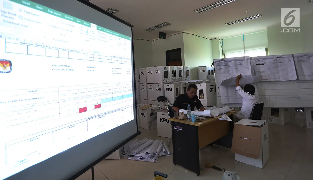 Petugas melakukan perhitungan rekapitulasi surat suara di Kecamatan Menteng, Jakarta, Kamis (25/4). Hingga hari ini proses rekapitulasi suara di kecamatan Menteng telah merampungkan 55 persen dari total 246 di Kecamatan Menteng. (Liputan6.com/Johan Tallo)