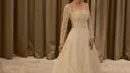 Pesona Angel Karamoy dalam balutan gaun pengantin ini semakin menegaskan kecantikannya yang awet muda. Dengan riasan flawless dan tatapan penuh percaya diri, ia tampak seperti seorang ratu di istananya sendiri. Tak heran jika banyak yang kagum dan mengaguminya sebagai salah satu ikon kecantikan tanah air. (Liputan6.com/IG/@realangelkaramoy)