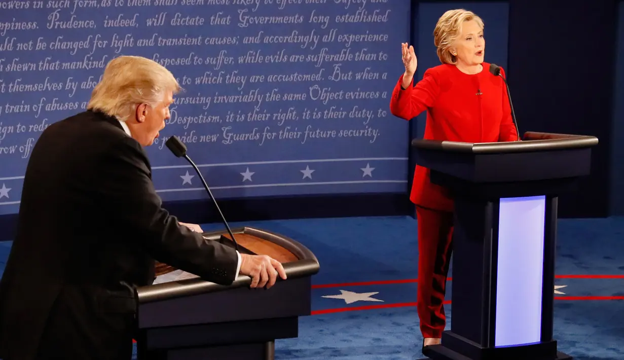 Capres dari Partai Republik,Donald Trump (kiri) saat debat Capres dari Partai Demokrat, Hillary Clinton (kanan) pada debat pertama pemilu Amerika Serikat di Hofstra University, Hempstead, New York, Senin (26/09). (AP Photo/David Goldman)