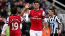 Selebrasi Olivier Giroud dan Santi Cazorla setalah mencetak gol pada pertandingan sepak bola Liga Inggris antara Newcastle United vs Arsenal di St James 'Park, Inggris, (29/12/13). (AFP/Ian Macnicol)