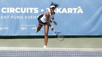 Petenis Thailand, Champoothip Jundakate, memukul bola saat ITF Women's Circuit di Elite Club Epicentrum, Jakarta, Selasa (18/6). Turnamen tingkat internasional ini diikuti sejumlah petenis Asia dan Eropa. (Bola.com/Yoppy Renato)