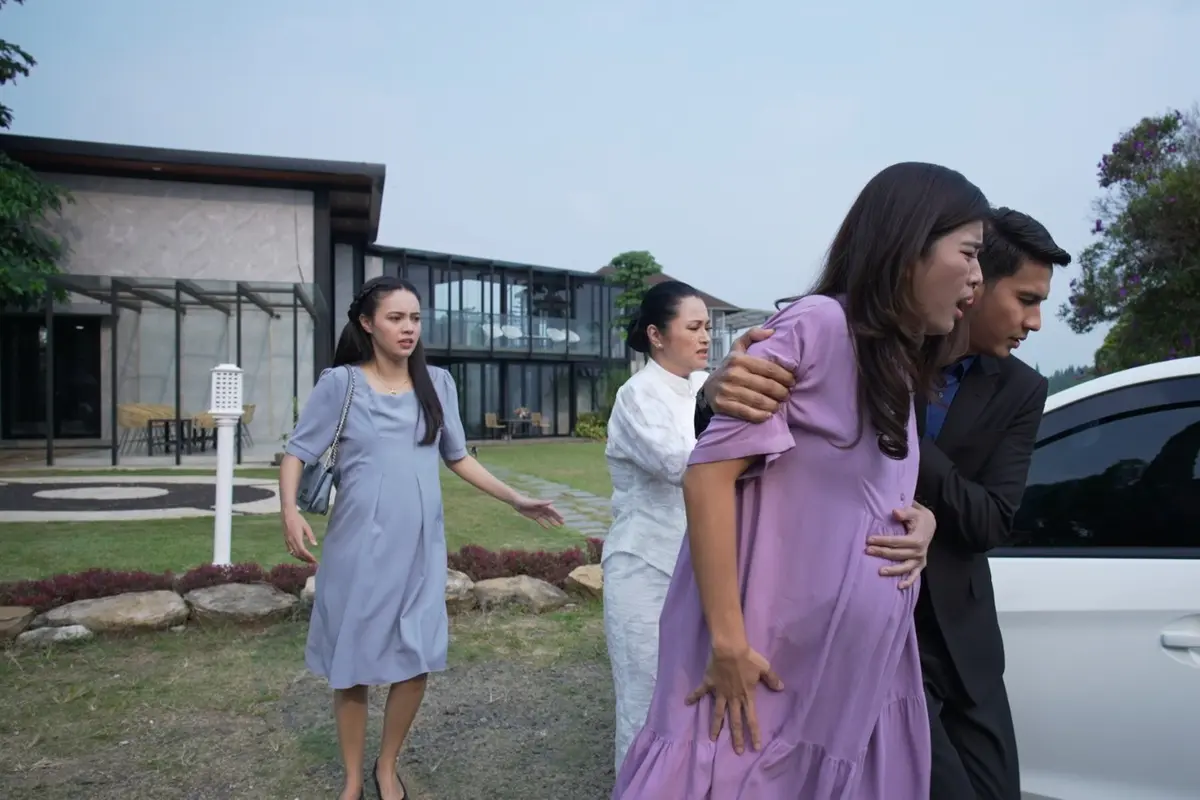 Di Antara Dua Cinta