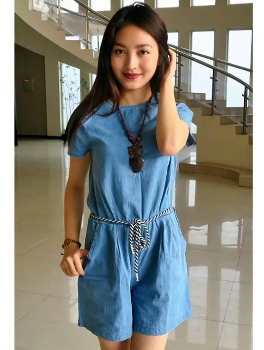 Membiarkan rambut panjangnya yang lurus terurai begitu saja menjadi gaya andalan Wilona. Seperti kali ini ia tampil dengan denim jumpsuit dan kalung etniknya. Nggak berlebihan kan? (Instagram/natashawilona12)